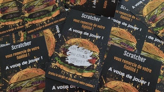 Nos visuels de tickets à gratter à personnaliser pour les restaurants sont parfaits pour tous types d'établissements de restauration, tels que les pizzerias, les brasseries, les cafés, les bistrots, les restaurants gastronomiques ou encore les fast-foods. Nous proposons des designs attractifs pour les menus, les plats, les boissons et même les desserts. Avec nos modèles clé en main, vous pouvez personnaliser facilement et rapidement vos tickets à gratter aux couleurs de votre enseigne, ajouter vos coordonnées, votre logo et choisir les lots cachés à mettre en jeu. Faites la différence avec des tickets à gratter originaux et professionnels pour fidéliser votre clientèle et booster votre chiffre d'affaires ! Nos visuels de tickets à gratter à personnaliser pour les restaurants sont parfaits pour tous types d'établissements de restauration, tels que les pizzerias, les brasseries, les cafés, les bistrots, les restaurants gastronomiques ou encore les fast-foods. Nous proposons des designs attractifs pour les menus, les plats, les boissons et même les desserts. Avec nos modèles clé en main, vous pouvez personnaliser facilement et rapidement vos tickets à gratter aux couleurs de votre enseigne, ajouter vos coordonnées, votre logo et choisir les lots cachés à mettre en jeu. Faites la différence avec des tickets à gratter originaux et professionnels pour fidéliser votre clientèle et booster votre chiffre d'affaires !