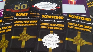 Laissez vos clients grattez toutes sortes de tickets de cadeaux, caddie, coffre ou hotte pour leur faire découvrir ce qu'ils renferment ! Laissez vos clients grattez toutes sortes de tickets de cadeaux, caddie, coffre ou hotte pour leur faire découvrir ce qu'ils renferment !